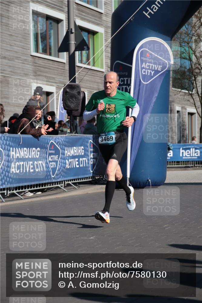 06.04.2025 - 44. Internationalen Wilhelmsburger Insellauf A. Gomolzig http://msf.ph/oto/7580130 06.04.2025 10:21:32 Ziel 3469, 3572, 3598 meine-sportfotos.de