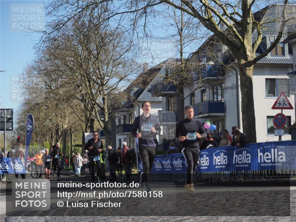 06.04.2025 - 44. Internationalen Wilhelmsburger Insellauf Luisa Fischer http://msf.ph/oto/7580158 06.04.2025 10:45:03 Ziel 4340, 3992, 3991 meine-sportfotos.de