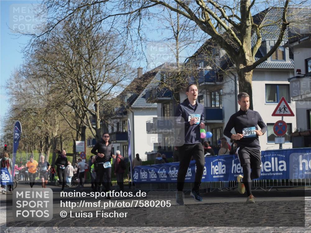 06.04.2025 - 44. Internationalen Wilhelmsburger Insellauf Luisa Fischer http://msf.ph/oto/7580205 06.04.2025 10:45:04 Ziel 4340, 352, 3991 meine-sportfotos.de