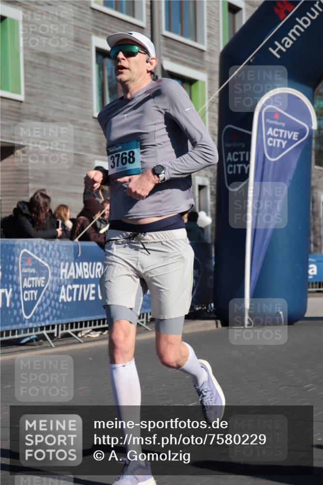 06.04.2025 - 44. Internationalen Wilhelmsburger Insellauf A. Gomolzig http://msf.ph/oto/7580229 06.04.2025 10:20:43 Ziel 3062, 3609, 3768 meine-sportfotos.de