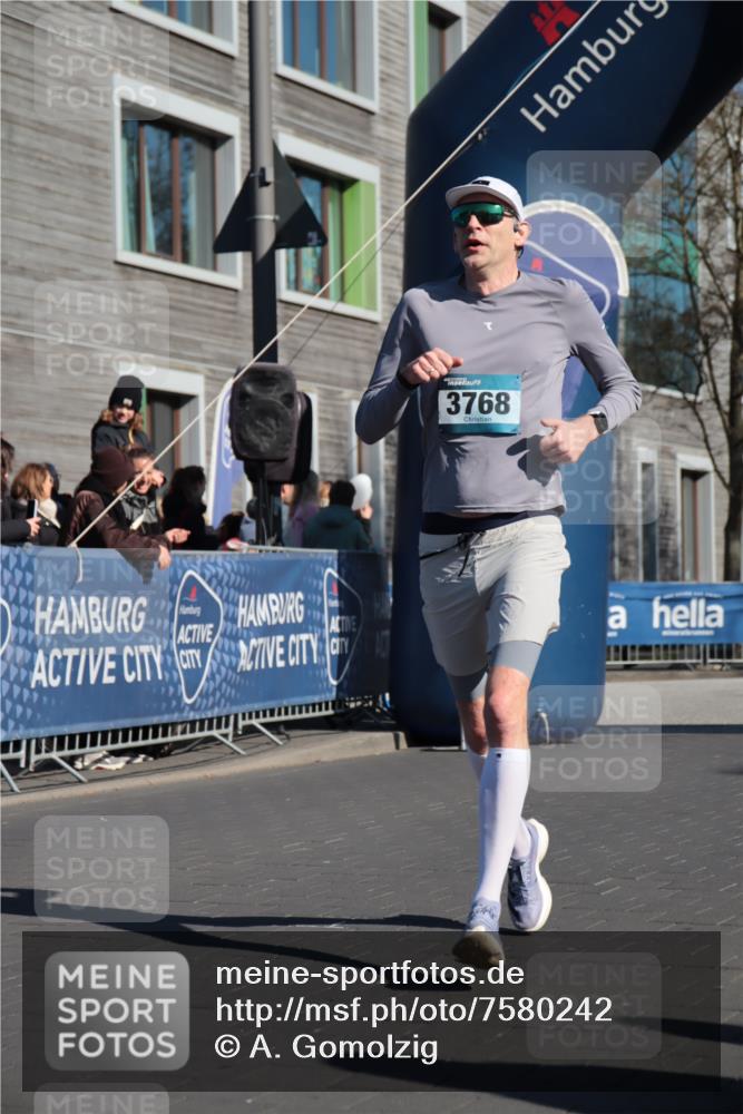 06.04.2025 - 44. Internationalen Wilhelmsburger Insellauf A. Gomolzig http://msf.ph/oto/7580242 06.04.2025 10:20:43 Ziel 3062, 3609, 3768 meine-sportfotos.de