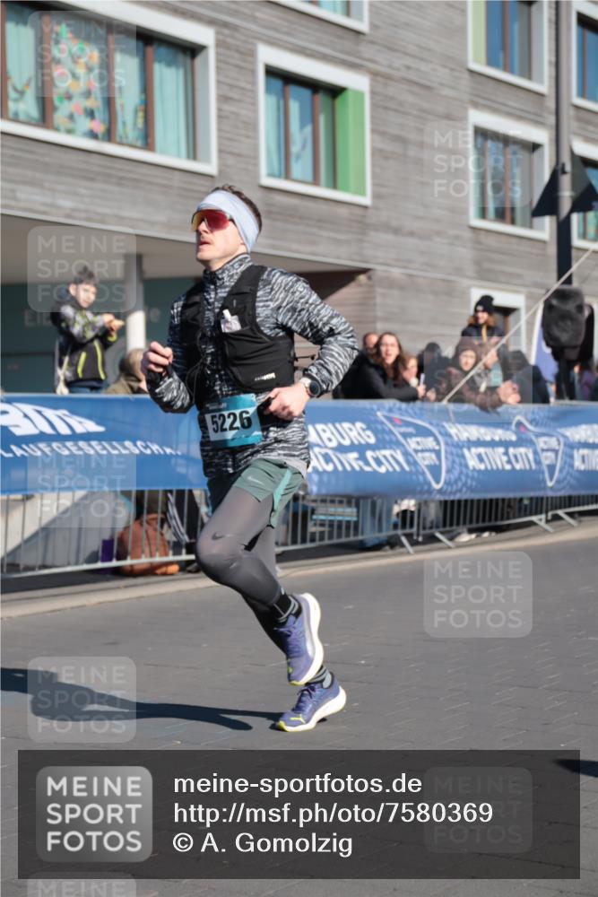 06.04.2025 - 44. Internationalen Wilhelmsburger Insellauf A. Gomolzig http://msf.ph/oto/7580369 06.04.2025 10:20:00 Ziel 5226 meine-sportfotos.de