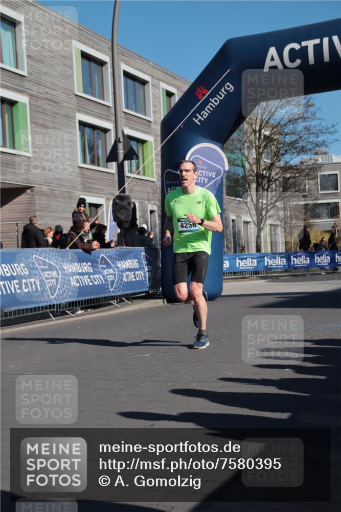 06.04.2025 - 44. Internationalen Wilhelmsburger Insellauf A. Gomolzig http://msf.ph/oto/7580395 06.04.2025 10:19:39 Ziel 4256 meine-sportfotos.de