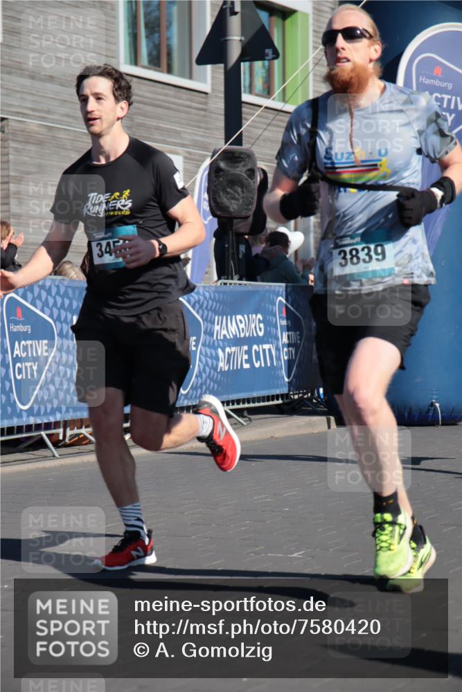 06.04.2025 - 44. Internationalen Wilhelmsburger Insellauf A. Gomolzig http://msf.ph/oto/7580420 06.04.2025 10:19:20 Ziel 3078, 3182, 3456, 3511, 3839, 4085, 4417 meine-sportfotos.de