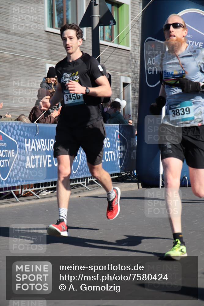 06.04.2025 - 44. Internationalen Wilhelmsburger Insellauf A. Gomolzig http://msf.ph/oto/7580424 06.04.2025 10:19:20 Ziel 3078, 3182, 3456, 3511, 3839, 4085, 4417 meine-sportfotos.de