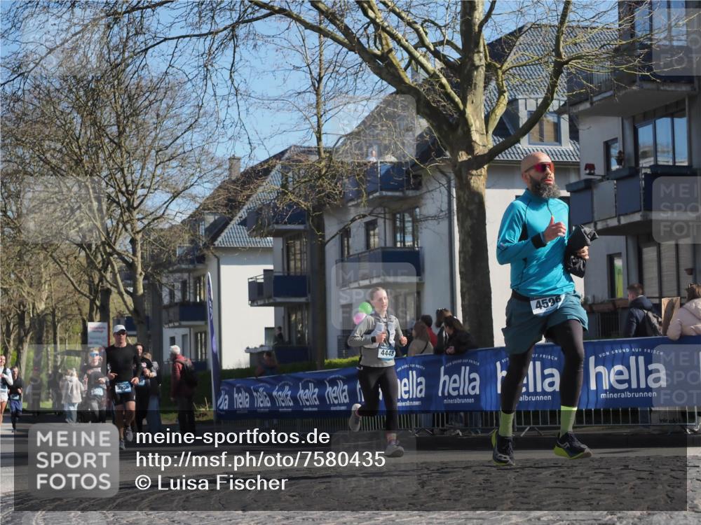 06.04.2025 - 44. Internationalen Wilhelmsburger Insellauf Luisa Fischer http://msf.ph/oto/7580435 06.04.2025 10:45:14 Ziel 4596, 3956, 4448 meine-sportfotos.de