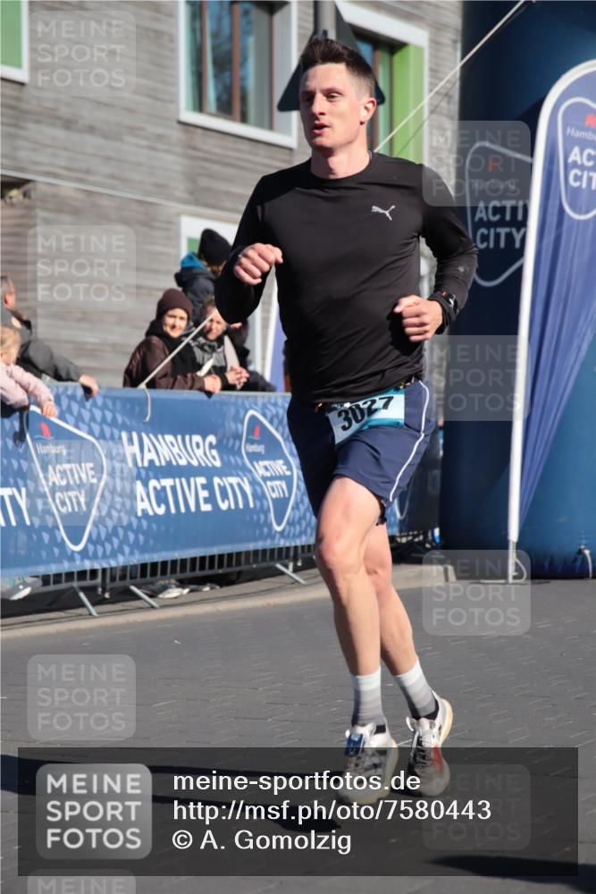 06.04.2025 - 44. Internationalen Wilhelmsburger Insellauf A. Gomolzig http://msf.ph/oto/7580443 06.04.2025 10:19:08 Ziel 3027, 3103, 4537 meine-sportfotos.de