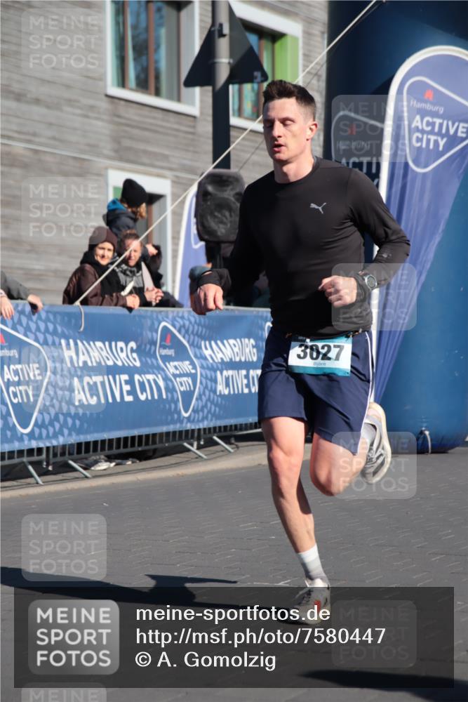 06.04.2025 - 44. Internationalen Wilhelmsburger Insellauf A. Gomolzig http://msf.ph/oto/7580447 06.04.2025 10:19:08 Ziel 3027, 3103, 4537 meine-sportfotos.de