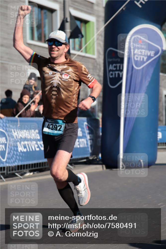 06.04.2025 - 44. Internationalen Wilhelmsburger Insellauf A. Gomolzig http://msf.ph/oto/7580491 06.04.2025 10:19:00 Ziel 3103, 4392 meine-sportfotos.de