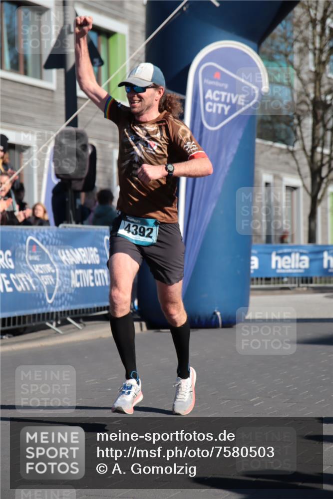 06.04.2025 - 44. Internationalen Wilhelmsburger Insellauf A. Gomolzig http://msf.ph/oto/7580503 06.04.2025 10:19:00 Ziel 3103, 4392 meine-sportfotos.de