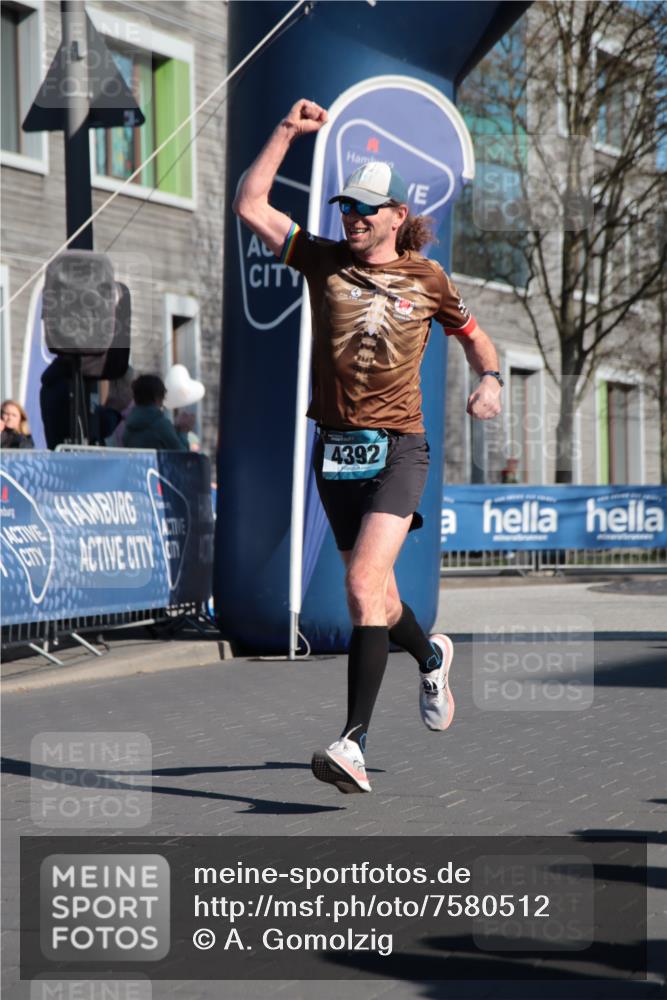 06.04.2025 - 44. Internationalen Wilhelmsburger Insellauf A. Gomolzig http://msf.ph/oto/7580512 06.04.2025 10:19:00 Ziel 3103, 4392 meine-sportfotos.de