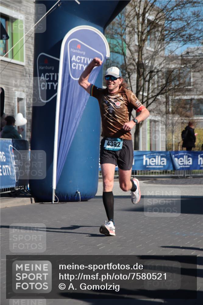 06.04.2025 - 44. Internationalen Wilhelmsburger Insellauf A. Gomolzig http://msf.ph/oto/7580521 06.04.2025 10:18:59 Ziel 3103, 4392 meine-sportfotos.de