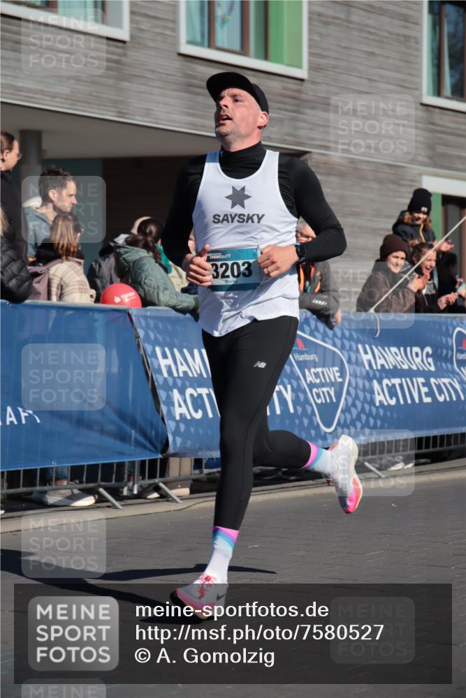 06.04.2025 - 44. Internationalen Wilhelmsburger Insellauf A. Gomolzig http://msf.ph/oto/7580527 06.04.2025 10:18:42 Ziel 3203, 3739 meine-sportfotos.de