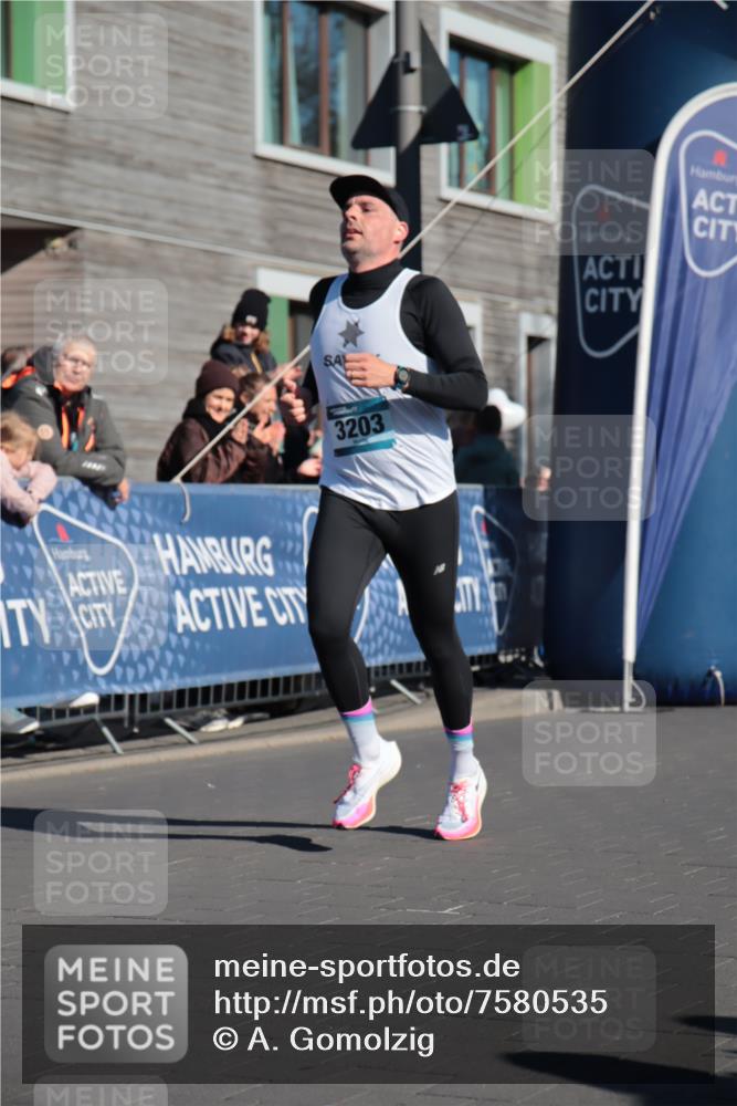 06.04.2025 - 44. Internationalen Wilhelmsburger Insellauf A. Gomolzig http://msf.ph/oto/7580535 06.04.2025 10:18:41 Ziel 3203, 3643, 3739 meine-sportfotos.de