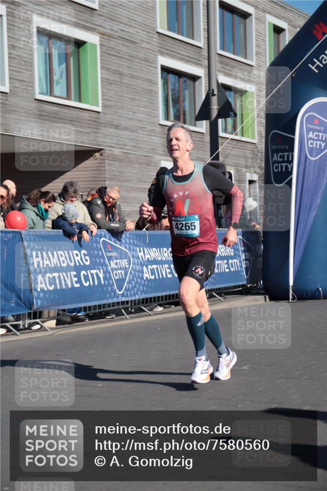 06.04.2025 - 44. Internationalen Wilhelmsburger Insellauf A. Gomolzig http://msf.ph/oto/7580560 06.04.2025 10:18:17 Ziel 4265 meine-sportfotos.de