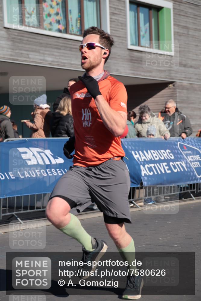 06.04.2025 - 44. Internationalen Wilhelmsburger Insellauf A. Gomolzig http://msf.ph/oto/7580626 06.04.2025 10:17:59 Ziel 3514, 3994 meine-sportfotos.de