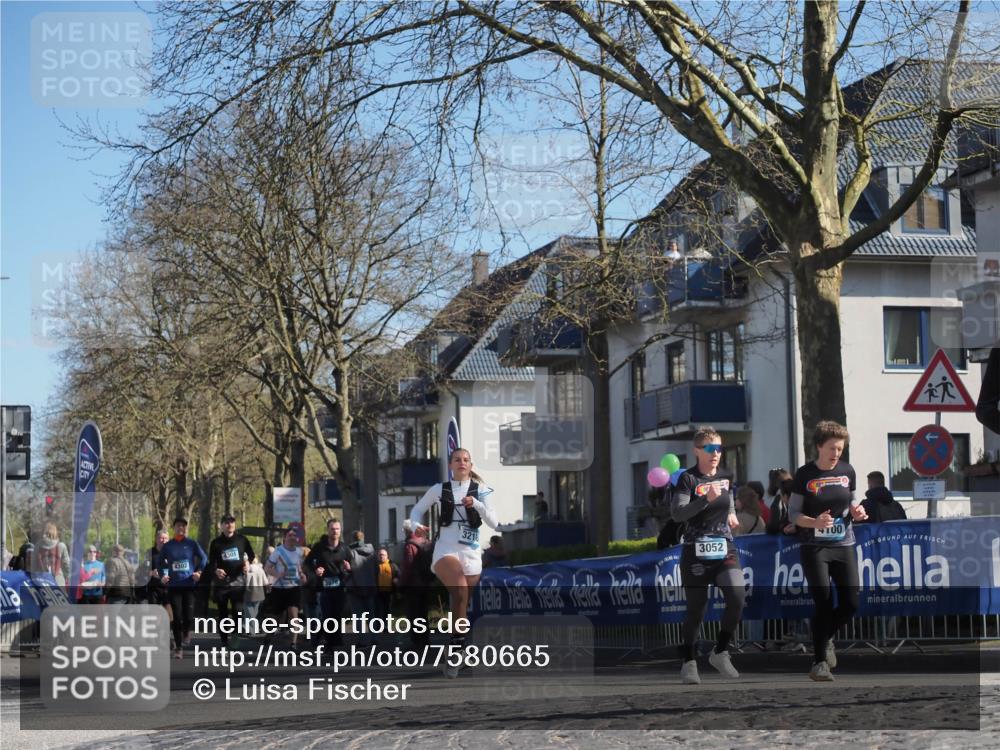 06.04.2025 - 44. Internationalen Wilhelmsburger Insellauf Luisa Fischer http://msf.ph/oto/7580665 06.04.2025 10:45:19 Ziel 4302, 4301, 3218, 3052, 100 meine-sportfotos.de