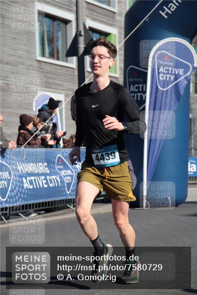 06.04.2025 - 44. Internationalen Wilhelmsburger Insellauf A. Gomolzig http://msf.ph/oto/7580729 06.04.2025 10:16:40 Ziel 4439 meine-sportfotos.de