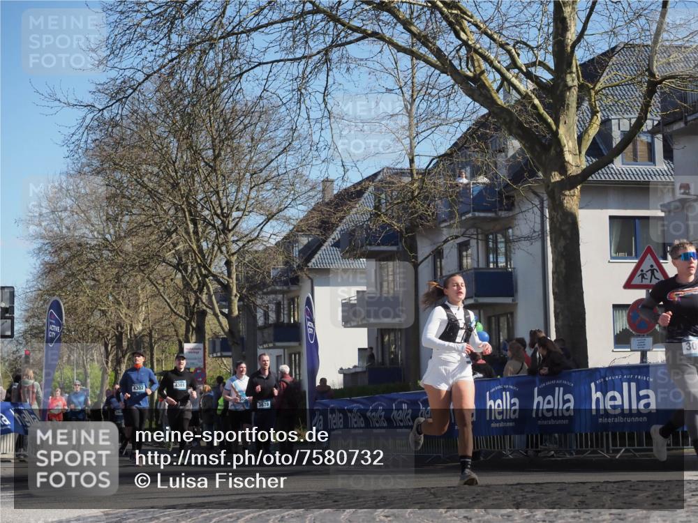 06.04.2025 - 44. Internationalen Wilhelmsburger Insellauf Luisa Fischer http://msf.ph/oto/7580732 06.04.2025 10:45:20 Ziel 4302, 4301, 6, 3678, 30 meine-sportfotos.de