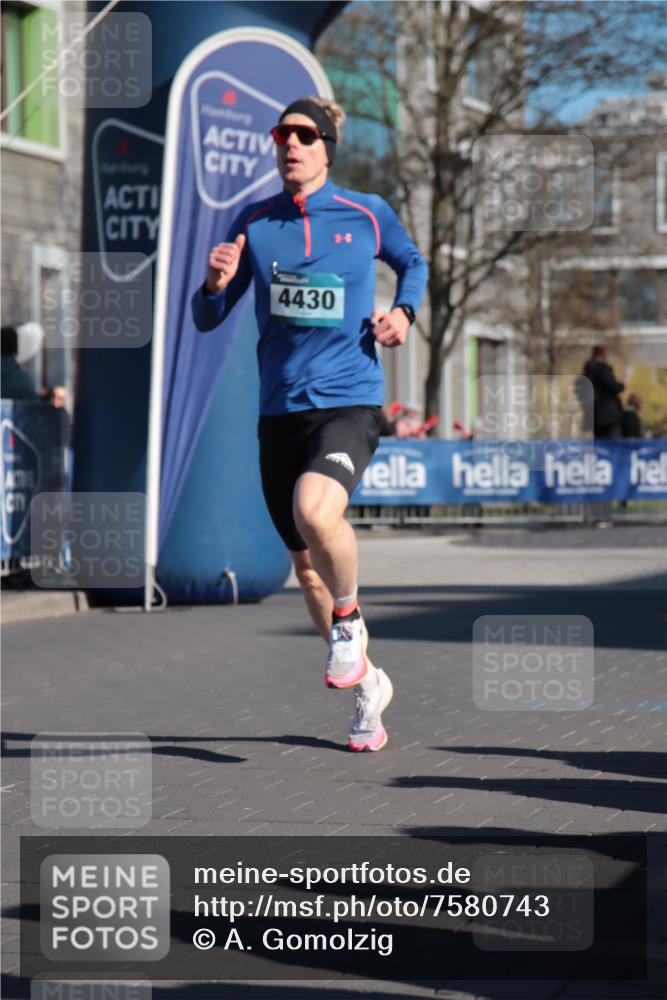 06.04.2025 - 44. Internationalen Wilhelmsburger Insellauf A. Gomolzig http://msf.ph/oto/7580743 06.04.2025 10:16:21 Ziel 4430 meine-sportfotos.de