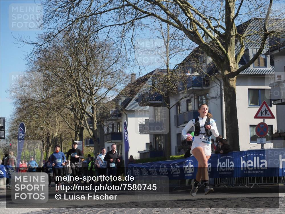 06.04.2025 - 44. Internationalen Wilhelmsburger Insellauf Luisa Fischer http://msf.ph/oto/7580745 06.04.2025 10:45:20 Ziel 4302, 430, 3218, 3678 meine-sportfotos.de