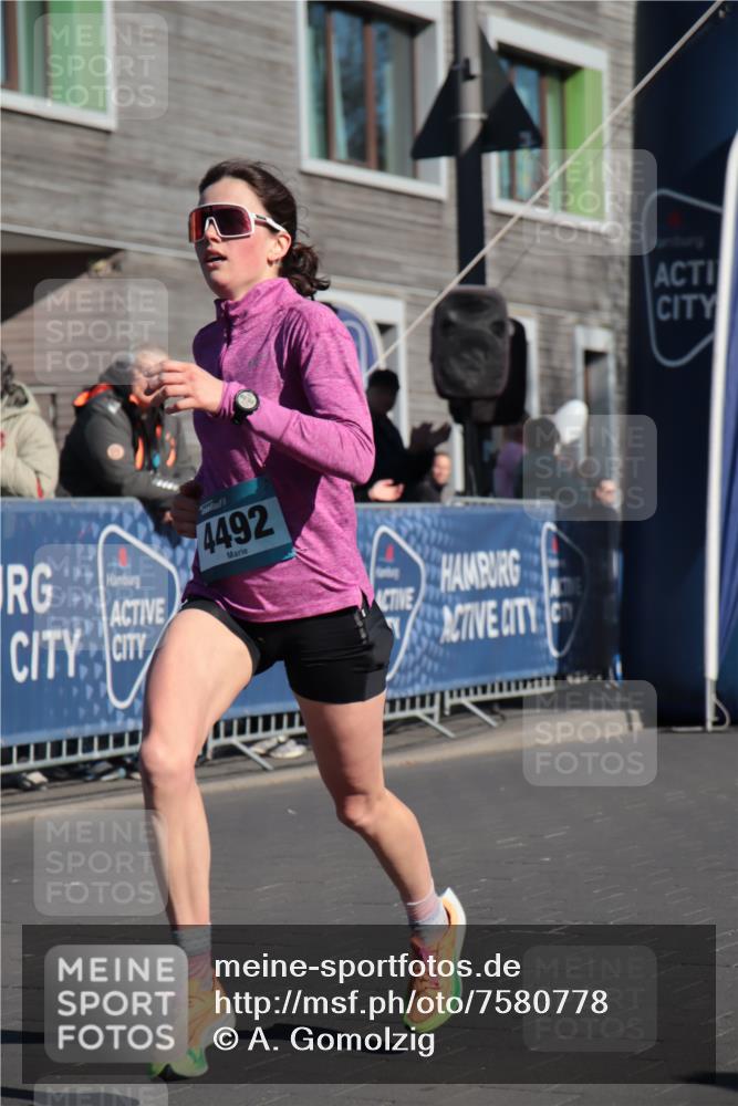 06.04.2025 - 44. Internationalen Wilhelmsburger Insellauf A. Gomolzig http://msf.ph/oto/7580778 06.04.2025 10:16:08 Ziel 4492 meine-sportfotos.de