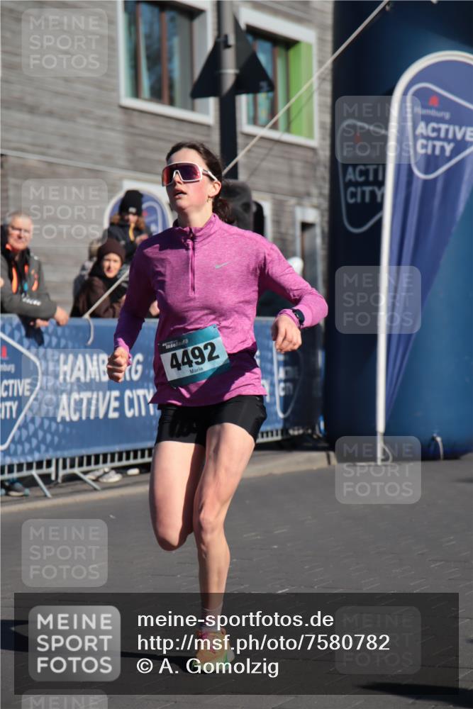 06.04.2025 - 44. Internationalen Wilhelmsburger Insellauf A. Gomolzig http://msf.ph/oto/7580782 06.04.2025 10:16:08 Ziel 4492 meine-sportfotos.de