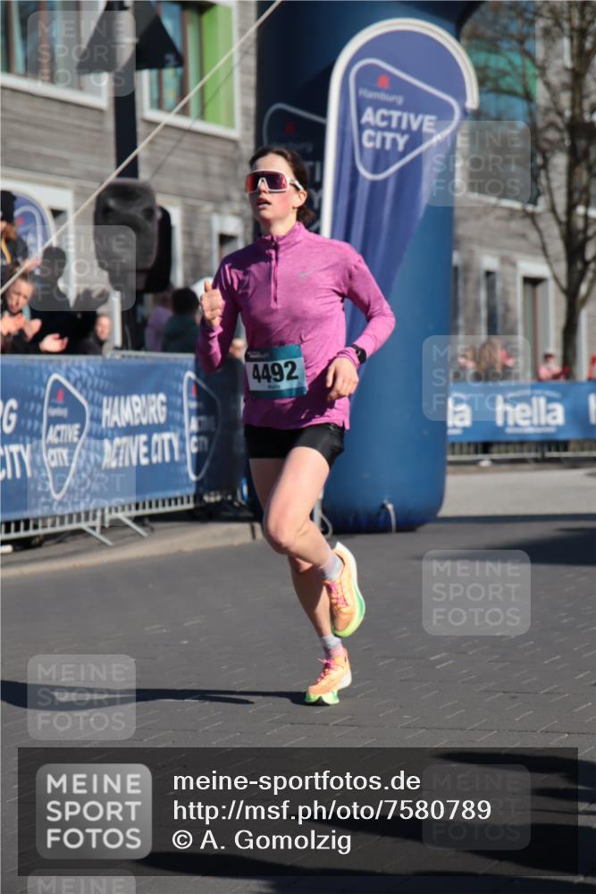 06.04.2025 - 44. Internationalen Wilhelmsburger Insellauf A. Gomolzig http://msf.ph/oto/7580789 06.04.2025 10:16:08 Ziel 4492 meine-sportfotos.de