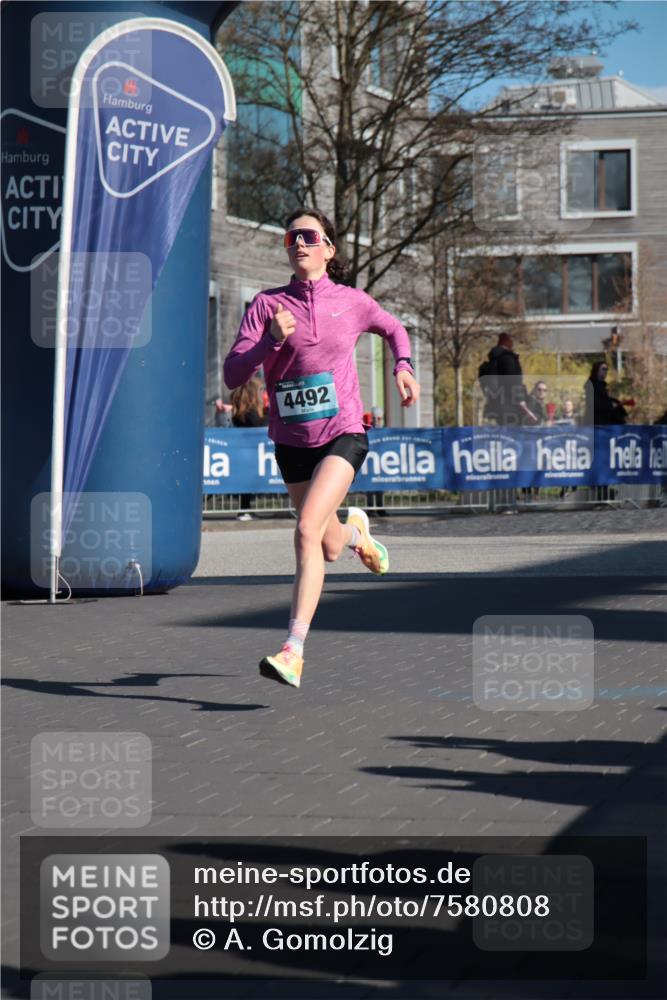 06.04.2025 - 44. Internationalen Wilhelmsburger Insellauf A. Gomolzig http://msf.ph/oto/7580808 06.04.2025 10:16:07 Ziel 4492 meine-sportfotos.de