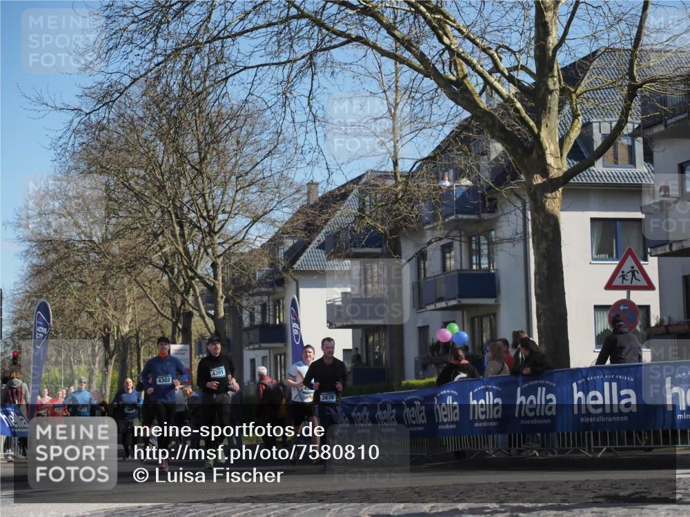 06.04.2025 - 44. Internationalen Wilhelmsburger Insellauf Luisa Fischer http://msf.ph/oto/7580810 06.04.2025 10:45:21 Ziel 4302, 4301, 3678 meine-sportfotos.de