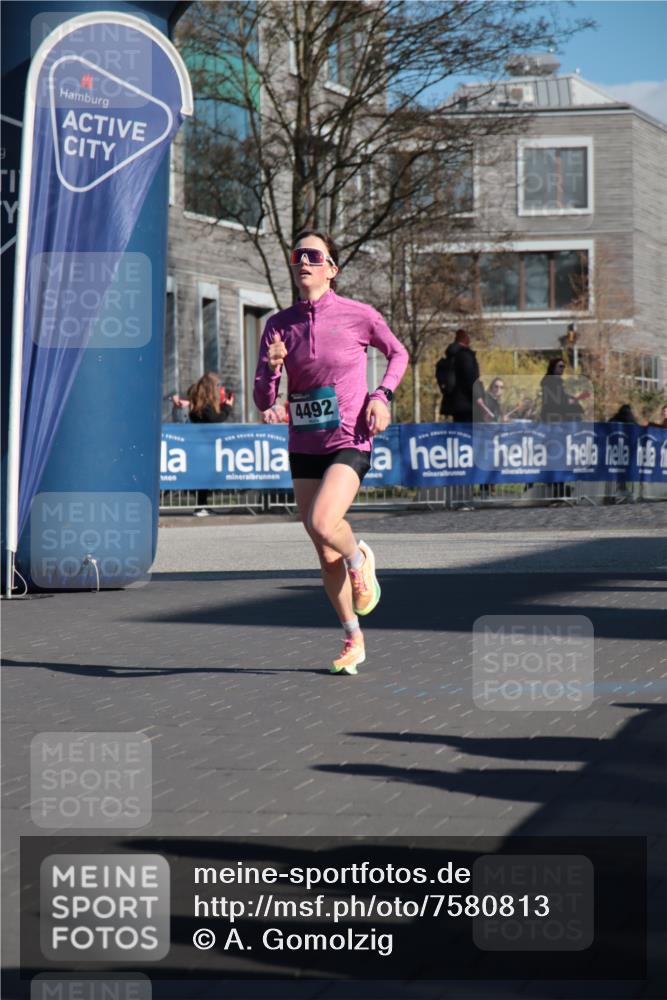 06.04.2025 - 44. Internationalen Wilhelmsburger Insellauf A. Gomolzig http://msf.ph/oto/7580813 06.04.2025 10:16:07 Ziel 4492 meine-sportfotos.de
