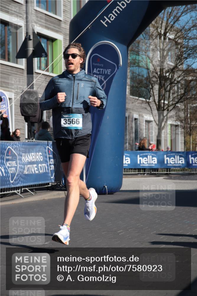 06.04.2025 - 44. Internationalen Wilhelmsburger Insellauf A. Gomolzig http://msf.ph/oto/7580923 06.04.2025 10:14:55 Ziel 3524, 3566, 3599 meine-sportfotos.de