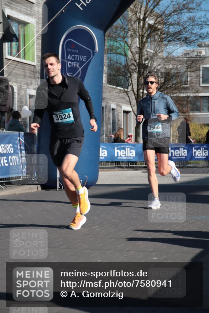 06.04.2025 - 44. Internationalen Wilhelmsburger Insellauf A. Gomolzig http://msf.ph/oto/7580941 06.04.2025 10:14:54 Ziel 3524, 3566, 3599 meine-sportfotos.de