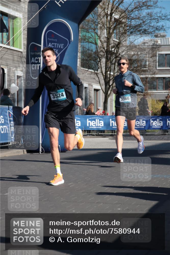 06.04.2025 - 44. Internationalen Wilhelmsburger Insellauf A. Gomolzig http://msf.ph/oto/7580944 06.04.2025 10:14:54 Ziel 3524, 3566, 3599 meine-sportfotos.de