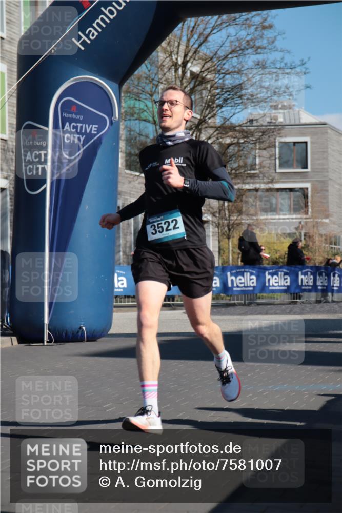 06.04.2025 - 44. Internationalen Wilhelmsburger Insellauf A. Gomolzig http://msf.ph/oto/7581007 06.04.2025 10:14:37 Ziel 3522 meine-sportfotos.de