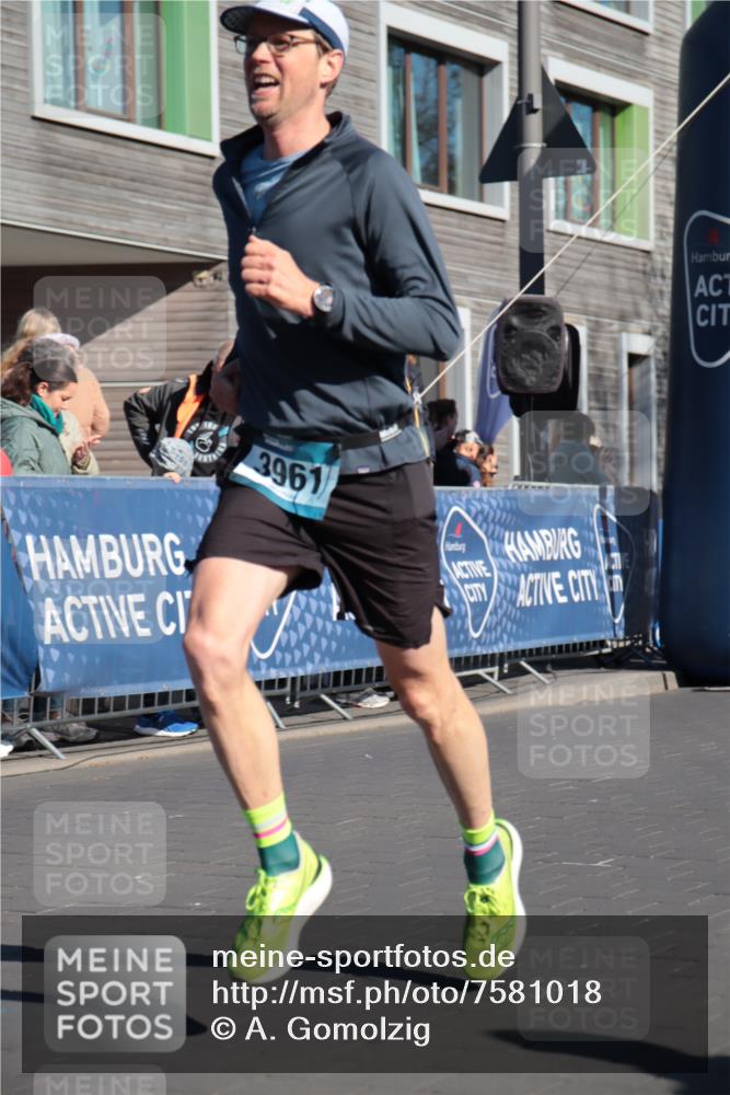 06.04.2025 - 44. Internationalen Wilhelmsburger Insellauf A. Gomolzig http://msf.ph/oto/7581018 06.04.2025 10:14:23 Ziel 3961, 4511 meine-sportfotos.de