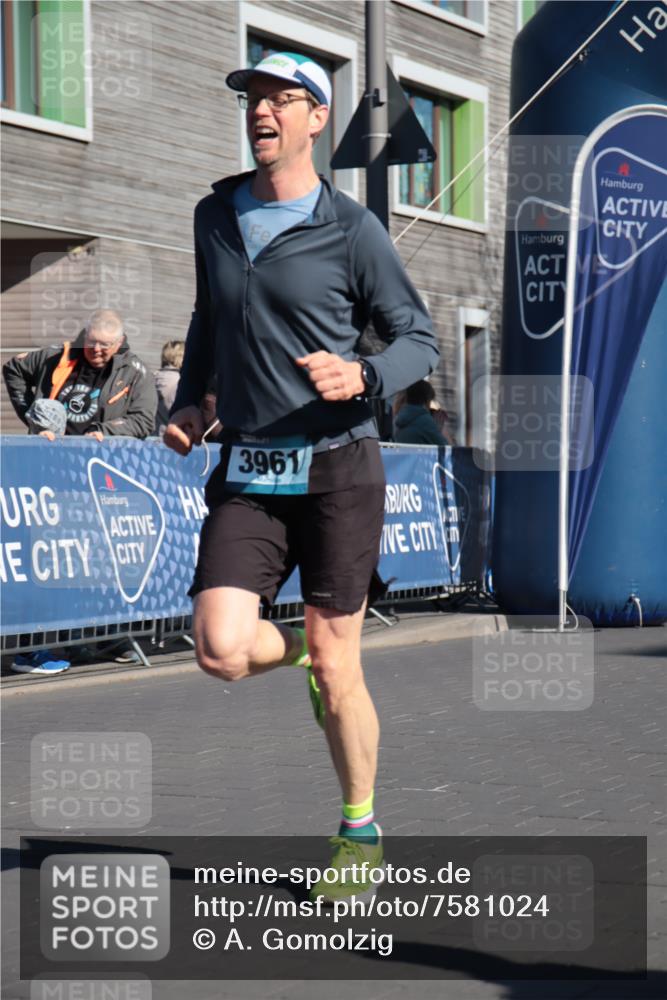06.04.2025 - 44. Internationalen Wilhelmsburger Insellauf A. Gomolzig http://msf.ph/oto/7581024 06.04.2025 10:14:23 Ziel 3961, 4511 meine-sportfotos.de