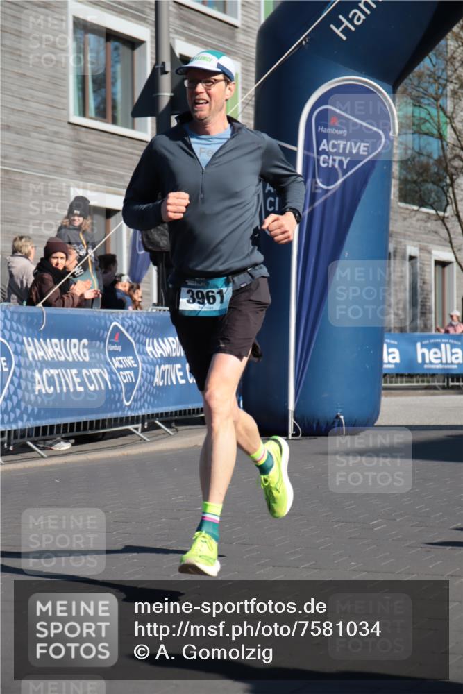 06.04.2025 - 44. Internationalen Wilhelmsburger Insellauf A. Gomolzig http://msf.ph/oto/7581034 06.04.2025 10:14:23 Ziel 3961, 4511 meine-sportfotos.de
