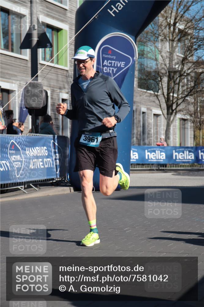 06.04.2025 - 44. Internationalen Wilhelmsburger Insellauf A. Gomolzig http://msf.ph/oto/7581042 06.04.2025 10:14:22 Ziel 3961, 4511 meine-sportfotos.de