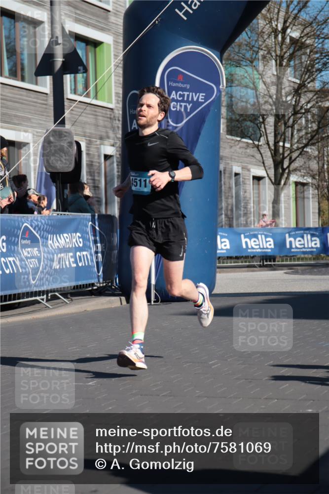 06.04.2025 - 44. Internationalen Wilhelmsburger Insellauf A. Gomolzig http://msf.ph/oto/7581069 06.04.2025 10:14:19 Ziel 3961, 4511 meine-sportfotos.de