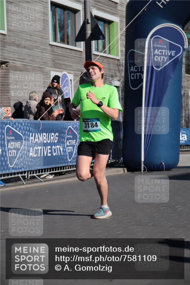 06.04.2025 - 44. Internationalen Wilhelmsburger Insellauf A. Gomolzig http://msf.ph/oto/7581109 06.04.2025 10:13:54 Ziel 3184, 3189, 4052 meine-sportfotos.de