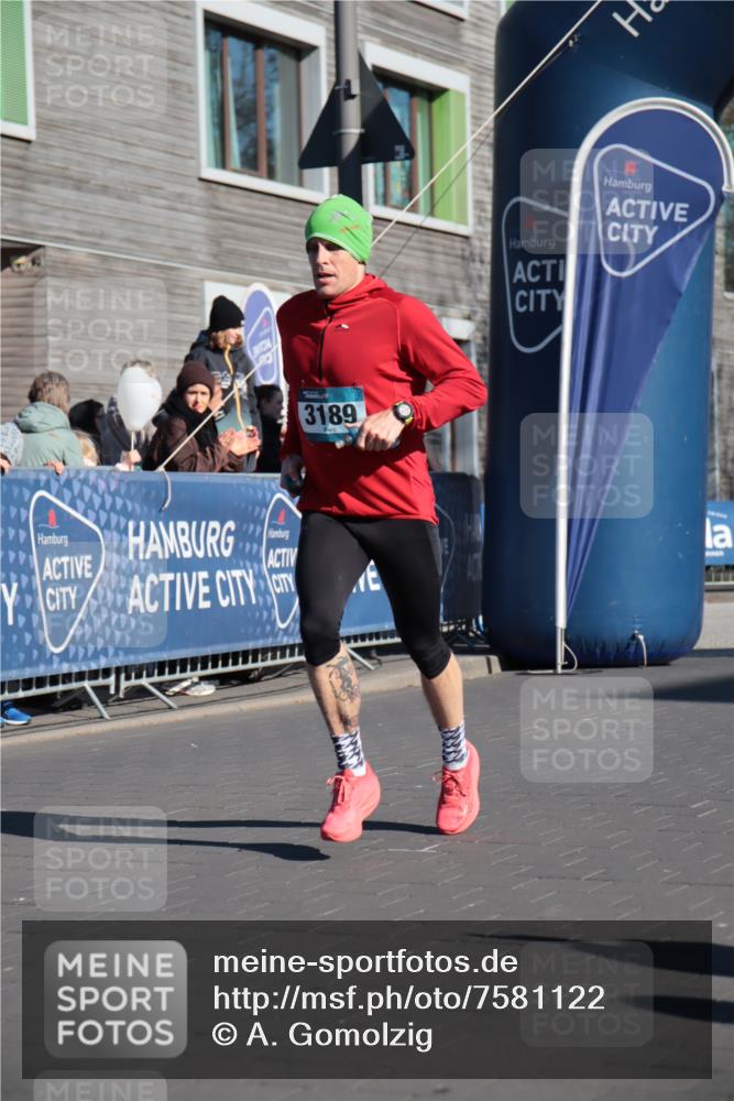 06.04.2025 - 44. Internationalen Wilhelmsburger Insellauf A. Gomolzig http://msf.ph/oto/7581122 06.04.2025 10:13:52 Ziel 3184, 3189, 4052, 4618 meine-sportfotos.de