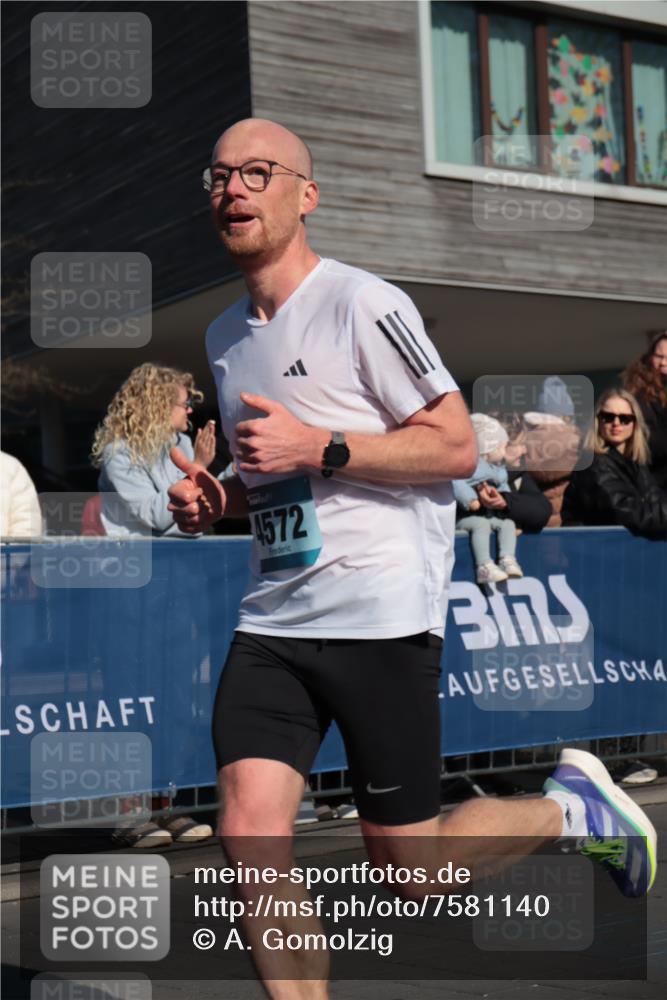 06.04.2025 - 44. Internationalen Wilhelmsburger Insellauf A. Gomolzig http://msf.ph/oto/7581140 06.04.2025 10:13:19 Ziel 4572 meine-sportfotos.de