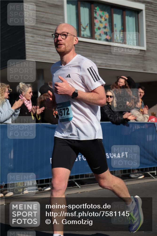06.04.2025 - 44. Internationalen Wilhelmsburger Insellauf A. Gomolzig http://msf.ph/oto/7581145 06.04.2025 10:13:18 Ziel 4572 meine-sportfotos.de