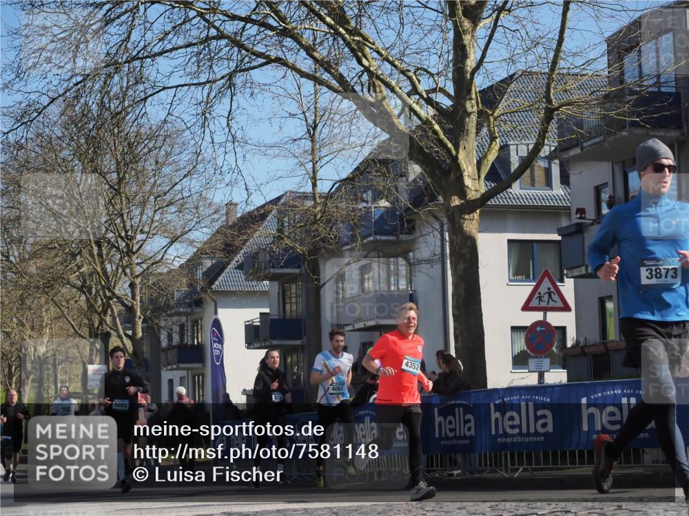 06.04.2025 - 44. Internationalen Wilhelmsburger Insellauf Luisa Fischer http://msf.ph/oto/7581148 06.04.2025 10:45:29 Ziel 4180, 5003, 419, 4063, 4352, 3873 meine-sportfotos.de