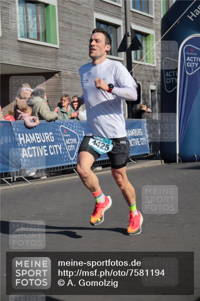 06.04.2025 - 44. Internationalen Wilhelmsburger Insellauf A. Gomolzig http://msf.ph/oto/7581194 06.04.2025 10:12:58 Ziel 4425 meine-sportfotos.de