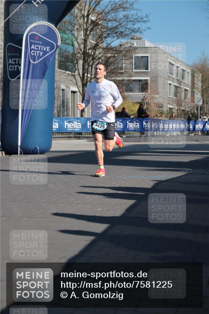 06.04.2025 - 44. Internationalen Wilhelmsburger Insellauf A. Gomolzig http://msf.ph/oto/7581225 06.04.2025 10:12:57 Ziel 4425 meine-sportfotos.de