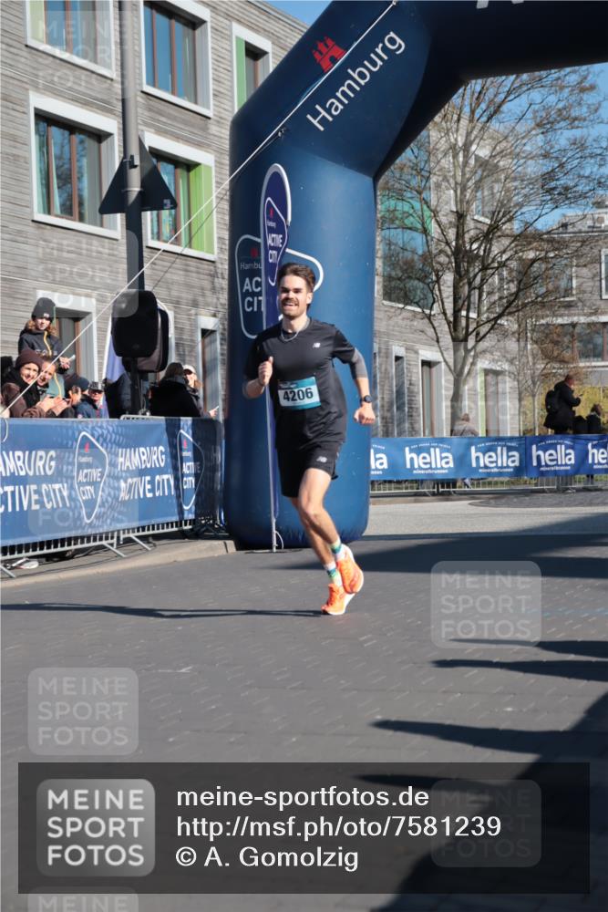 06.04.2025 - 44. Internationalen Wilhelmsburger Insellauf A. Gomolzig http://msf.ph/oto/7581239 06.04.2025 10:12:33 Ziel 4206, 4285 meine-sportfotos.de