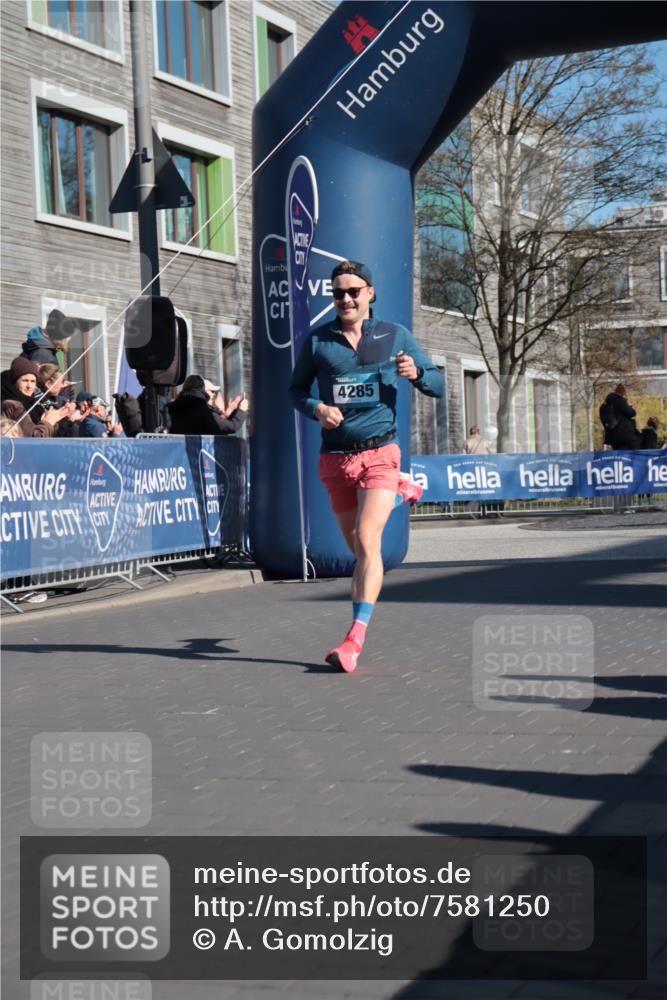 06.04.2025 - 44. Internationalen Wilhelmsburger Insellauf A. Gomolzig http://msf.ph/oto/7581250 06.04.2025 10:12:30 Ziel 4206, 4285 meine-sportfotos.de