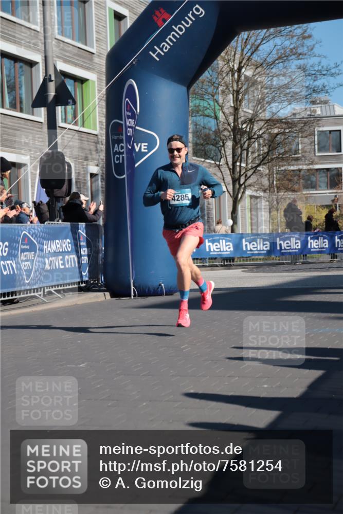 06.04.2025 - 44. Internationalen Wilhelmsburger Insellauf A. Gomolzig http://msf.ph/oto/7581254 06.04.2025 10:12:30 Ziel 4206, 4285 meine-sportfotos.de